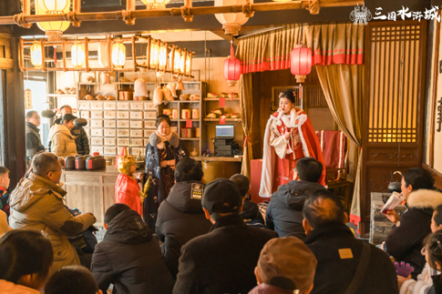 1無(wú)錫影視基地春節(jié)特別節(jié)目《金蓮說(shuō)書(shū)》在王婆茶館彩排預(yù)演.jpg